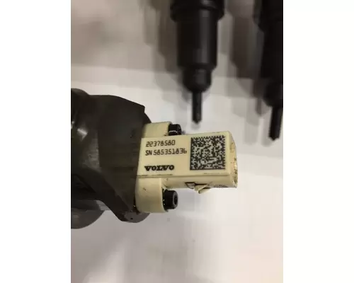 VOLVO VNL64 Fuel Injector