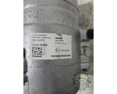 VOLVO VNL660 Air Conditioner Compressor