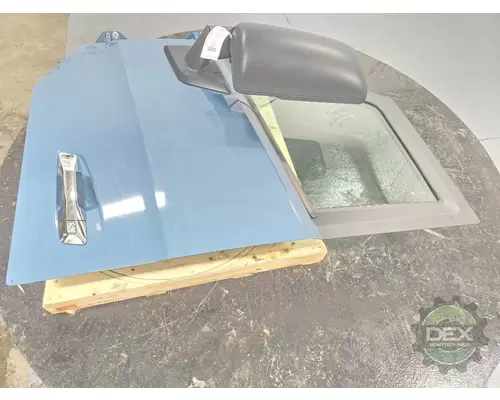 VOLVO VNL660 Door Assembly, Front