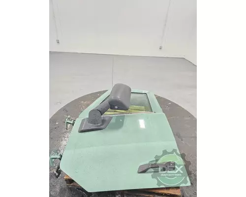 VOLVO VNL660 Door Assembly, Front