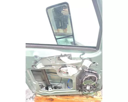 VOLVO VNL660 Door Assembly, Front