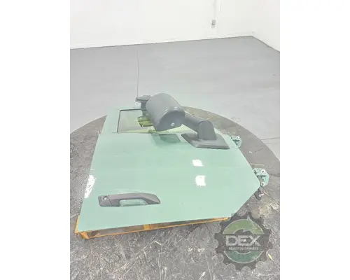 VOLVO VNL660 Door Assembly, Front