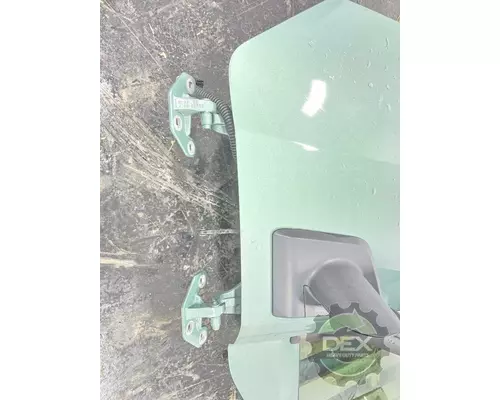 VOLVO VNL660 Door Assembly, Front