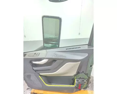 VOLVO VNL660 Door Assembly, Front