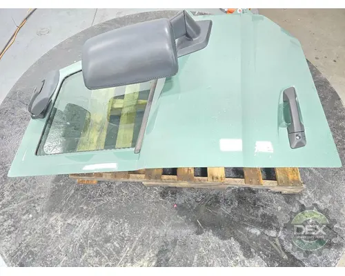 VOLVO VNL660 Door Assembly, Front