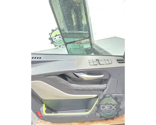 VOLVO VNL660 Door Assembly, Front