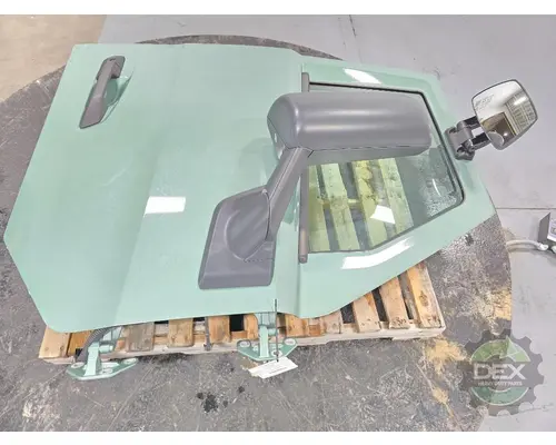 VOLVO VNL660 Door Assembly, Front