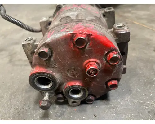 VOLVO VNL670 Air Conditioner Compressor
