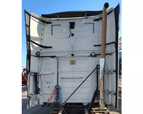 VOLVO VNL670 Cab Assembly