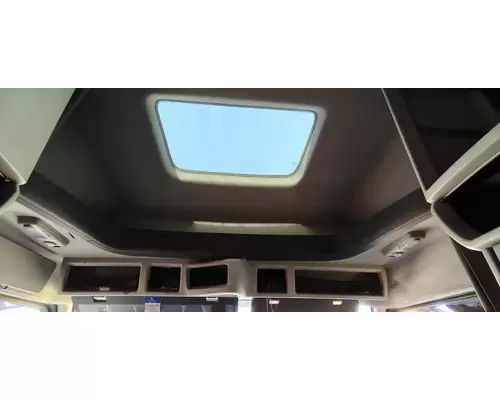 VOLVO VNL670 Cab Assembly