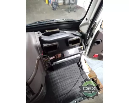 VOLVO VNL670 Cab