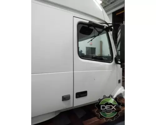 VOLVO VNL670 Cab