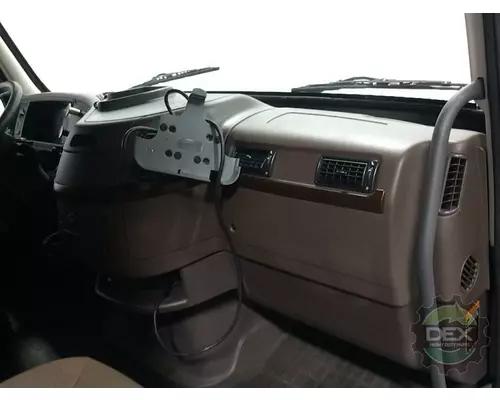 VOLVO VNL670 Cab