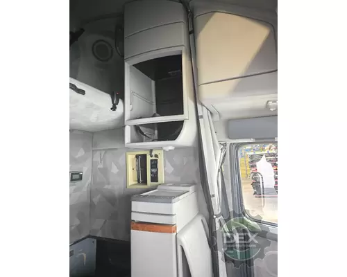 VOLVO VNL670 Cab