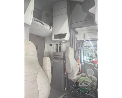 VOLVO VNL670 Cab