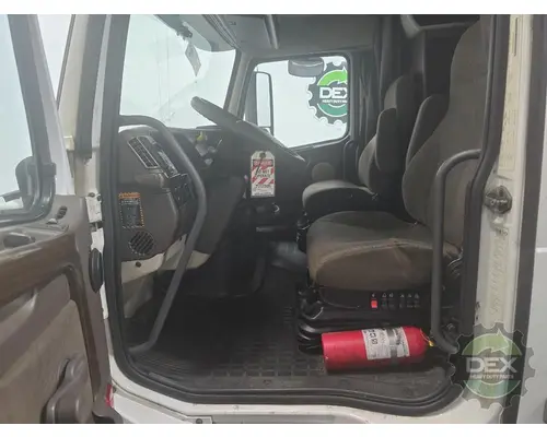 VOLVO VNL670 Cab