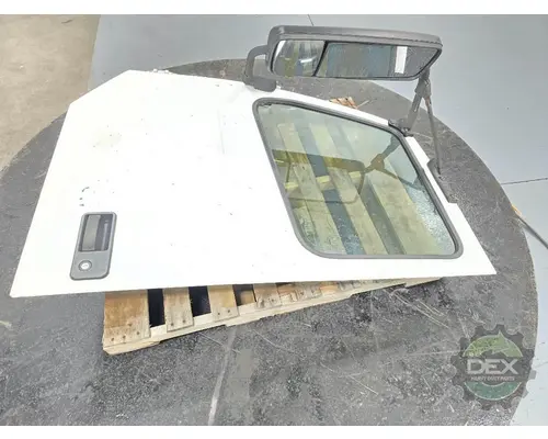 VOLVO VNL670 Door Assembly, Front