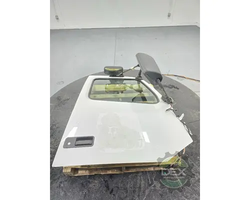 VOLVO VNL670 Door Assembly, Front