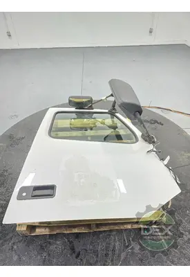 VOLVO VNL670 Door Assembly, Front