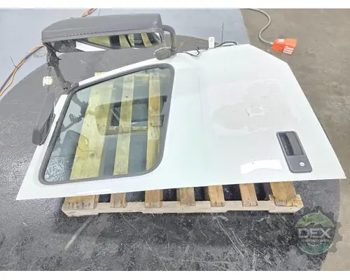 VOLVO VNL670 Door Assembly, Front