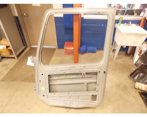 VOLVO VNL670 Door Assembly, Front