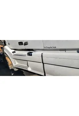 VOLVO VNL670 Side Fairing