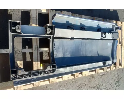 VOLVO VNL670 Side Fairing