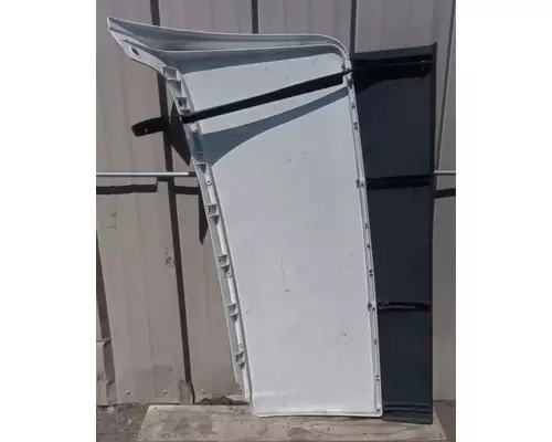 VOLVO VNL670 Side Fairing
