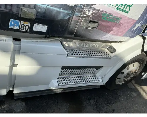 VOLVO VNL780 Side Fairing