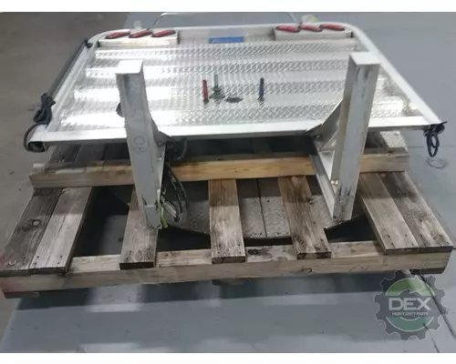 VOLVO VNL840 8911 roof rack