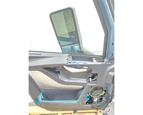 VOLVO VNL840 Door Assembly, Front