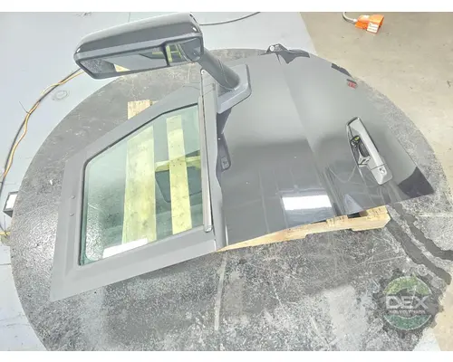 VOLVO VNL840 Door Assembly, Front