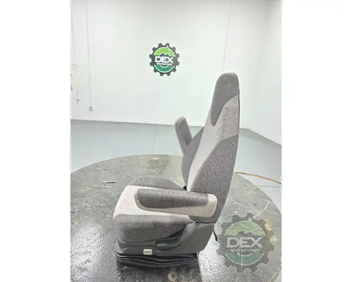 VOLVO VNL840 Seat, Front