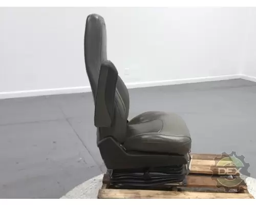 VOLVO VNL860 8521 front seat, complete