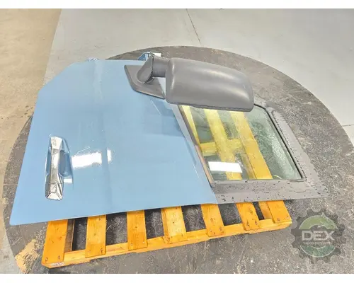 VOLVO VNL860 Door Assembly, Front