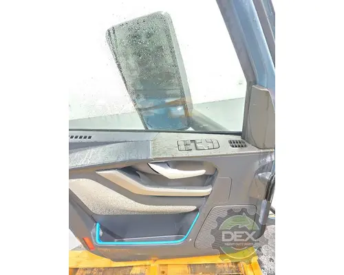 VOLVO VNL860 Door Assembly, Front