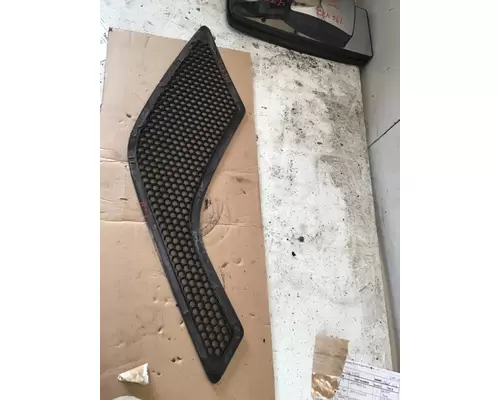 VOLVO VNL860 Grille