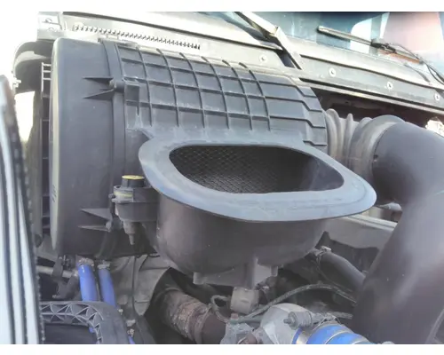 VOLVO VNL AIR CLEANER