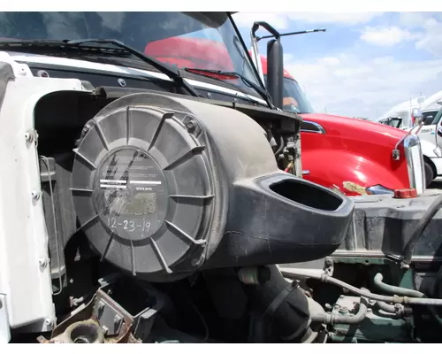 VOLVO VNL AIR CLEANER