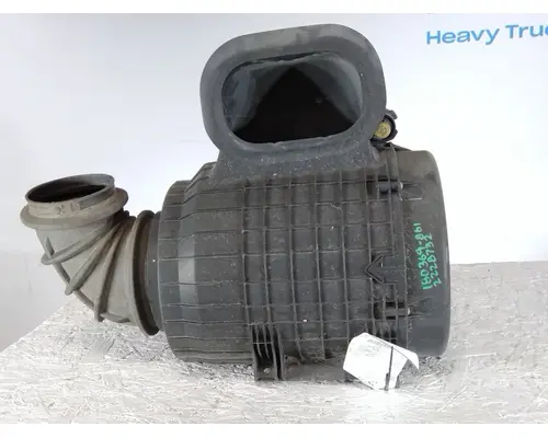 VOLVO VNL AIR CLEANER