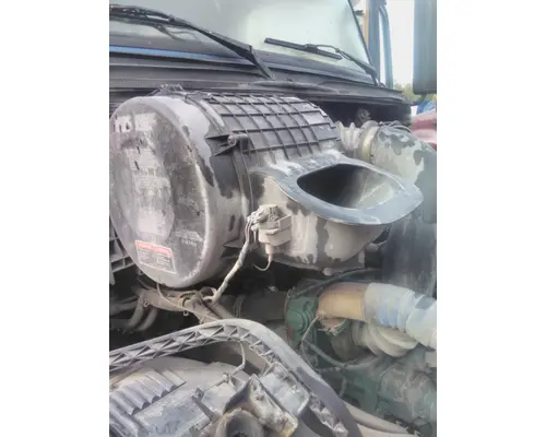 VOLVO VNL AIR CLEANER