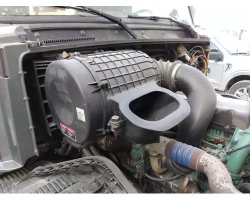 VOLVO VNL AIR CLEANER