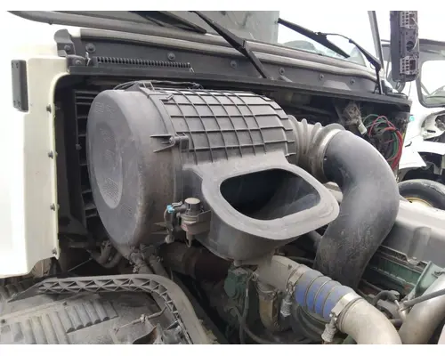 VOLVO VNL AIR CLEANER