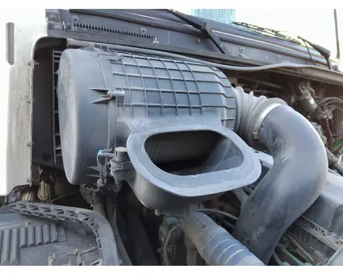 VOLVO VNL AIR CLEANER