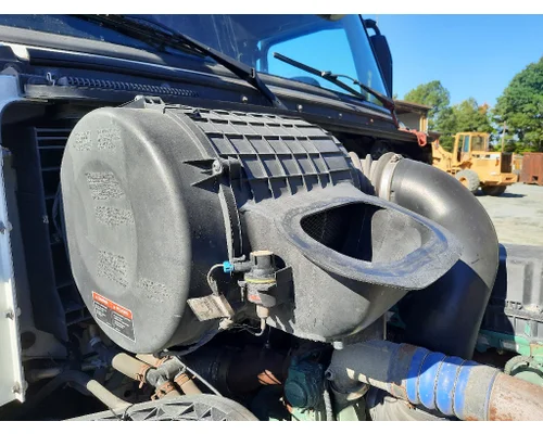 VOLVO VNL AIR CLEANER