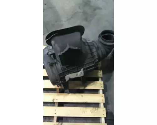 VOLVO VNL AIR CLEANER