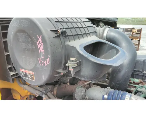 VOLVO VNL AIR CLEANER