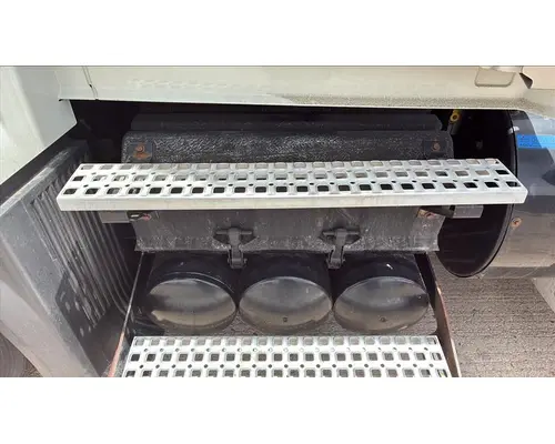 VOLVO VNL BATTERY BOX