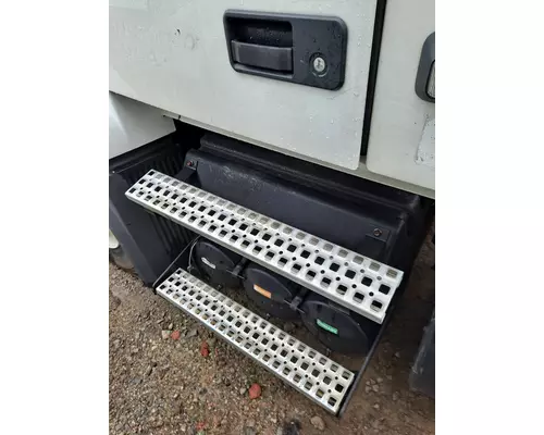 VOLVO VNL BATTERY BOX