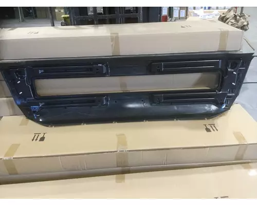 VOLVO VNL Bumper Assembly, Front